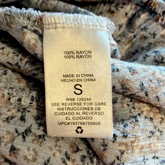 Women’s size small casual - Picture 8 of 9